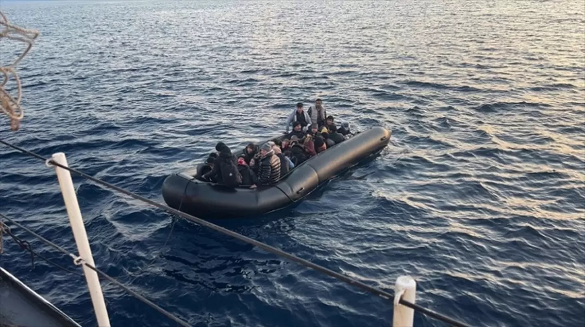 İzmir Açıklarında 90 Düzensiz Göçmen Yakalandı