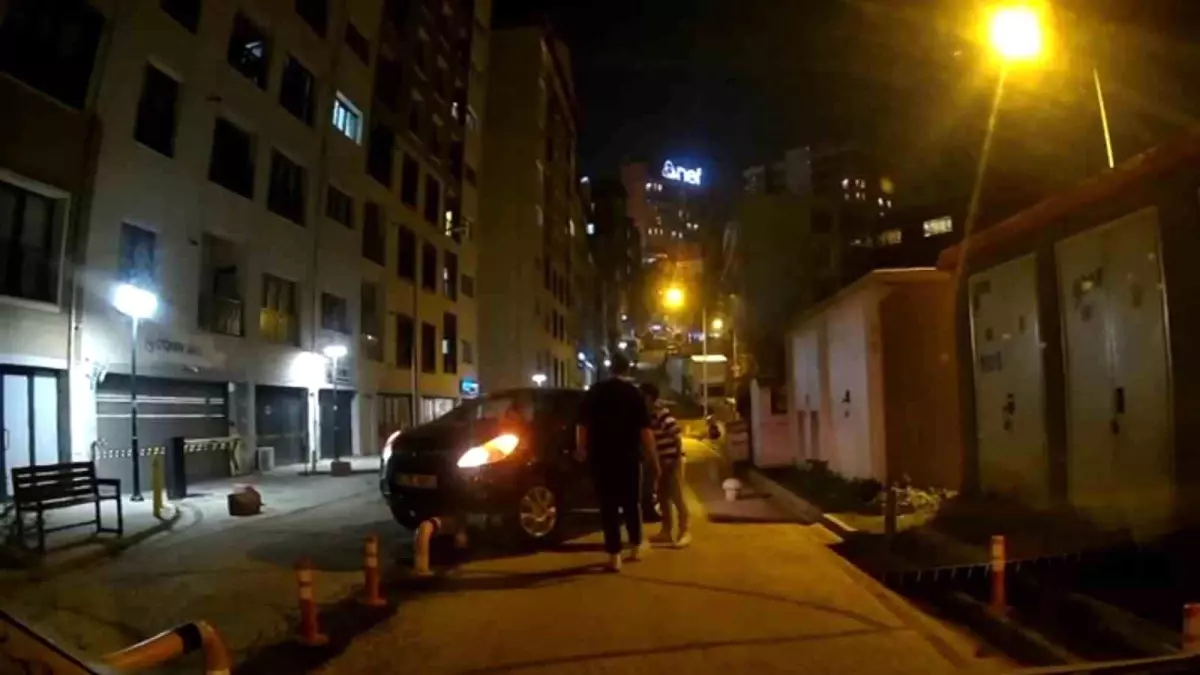 Kağıthane'de Ters Yönde Giden Sürücü Bariyere Takıldı