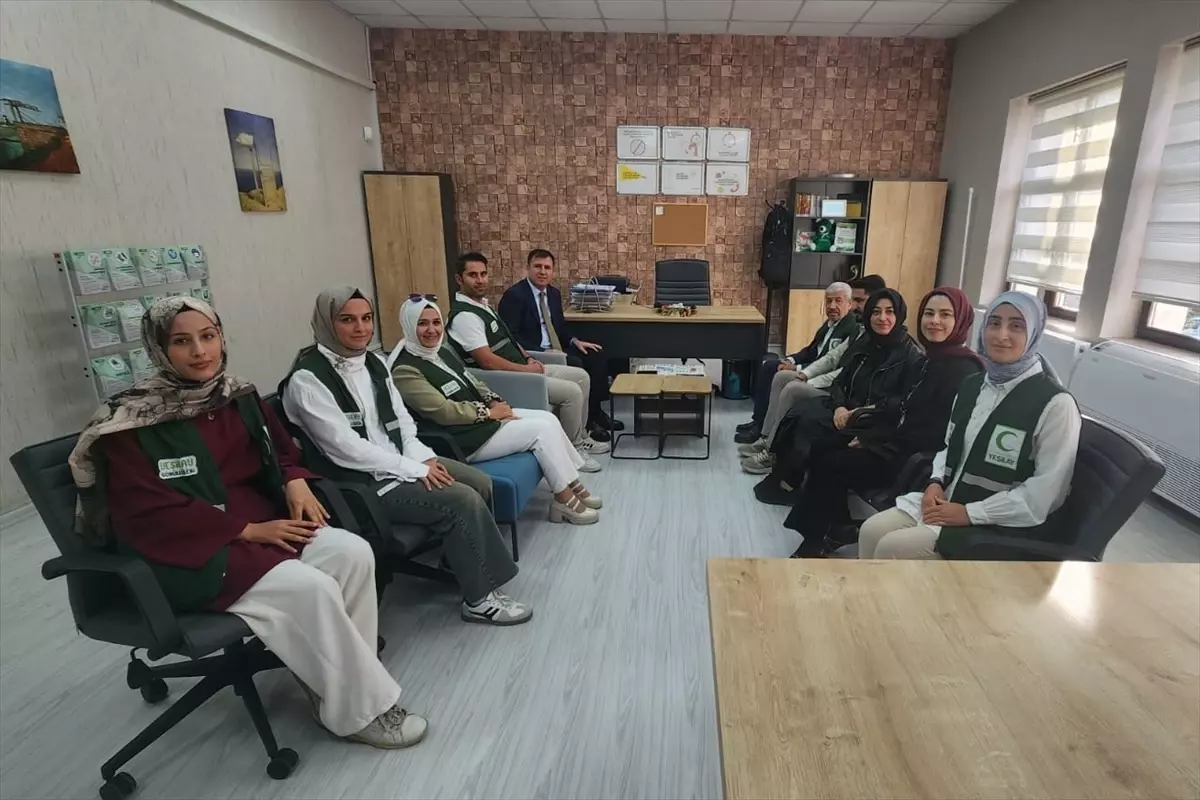 Karaköprü Kaymakamı Orhan Altun, Yeşilay Şanlıurfa Şubesi'ni Ziyaret Etti