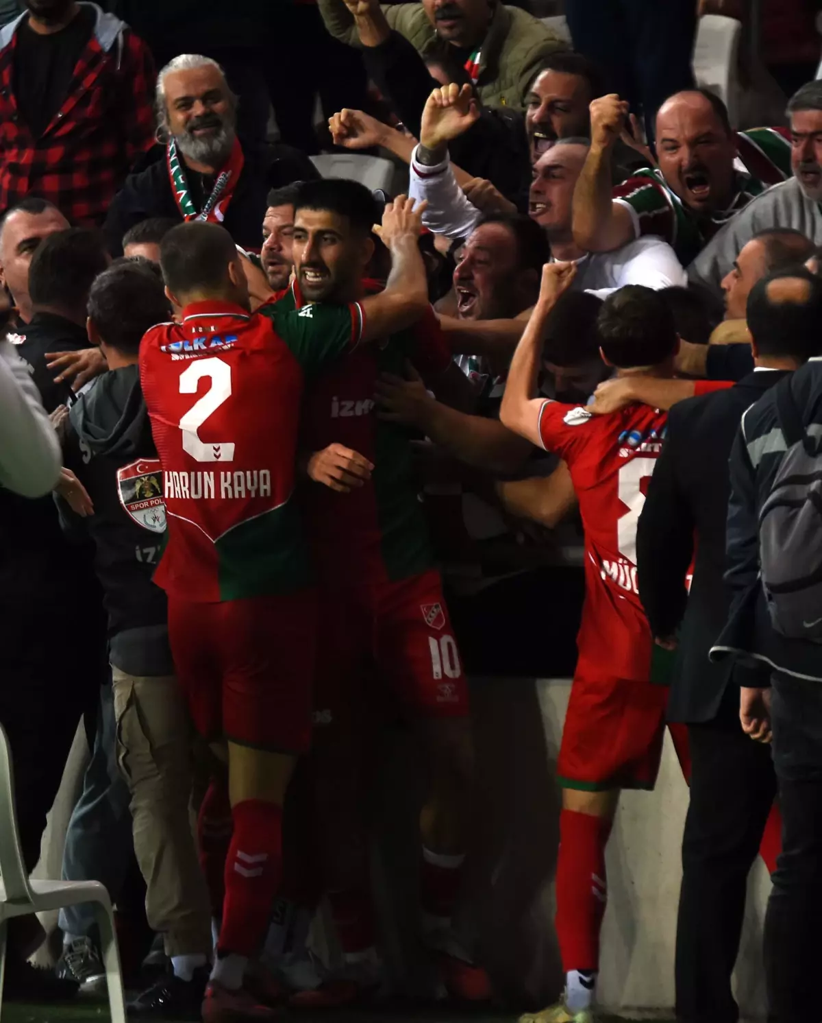 Karşıyaka'nın Yıldızı Erhan Öztürk, Teknik Direktör Basatemür'ün Amatör Günlerinden Profesyonelliğe