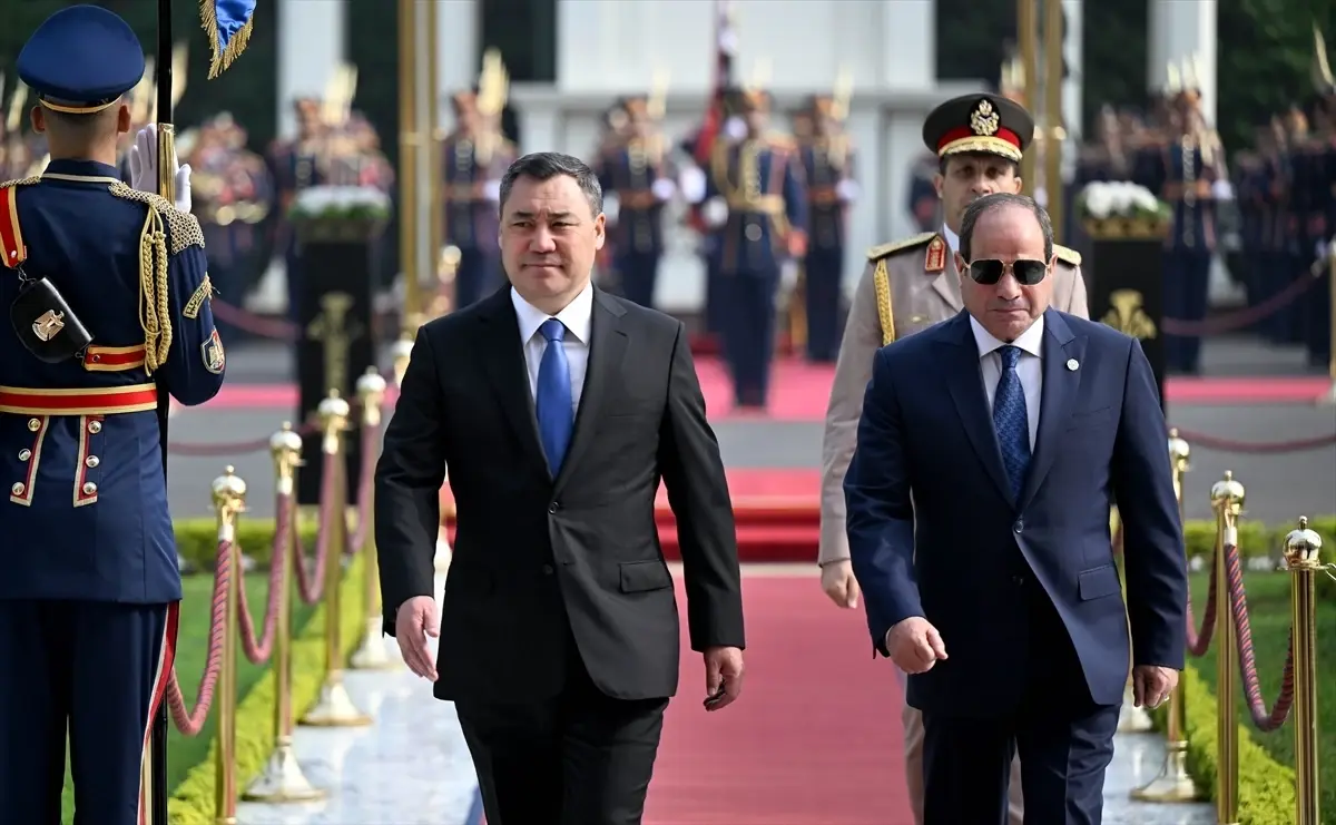 Kırgızistan Cumhurbaşkanı Sadır Caparov Mısır'da Resmi Temaslarda Bulundu