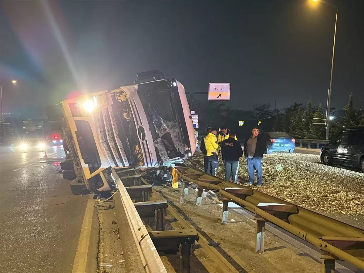 Başiskele'de Yonga Taşıyan Tır Devrildi