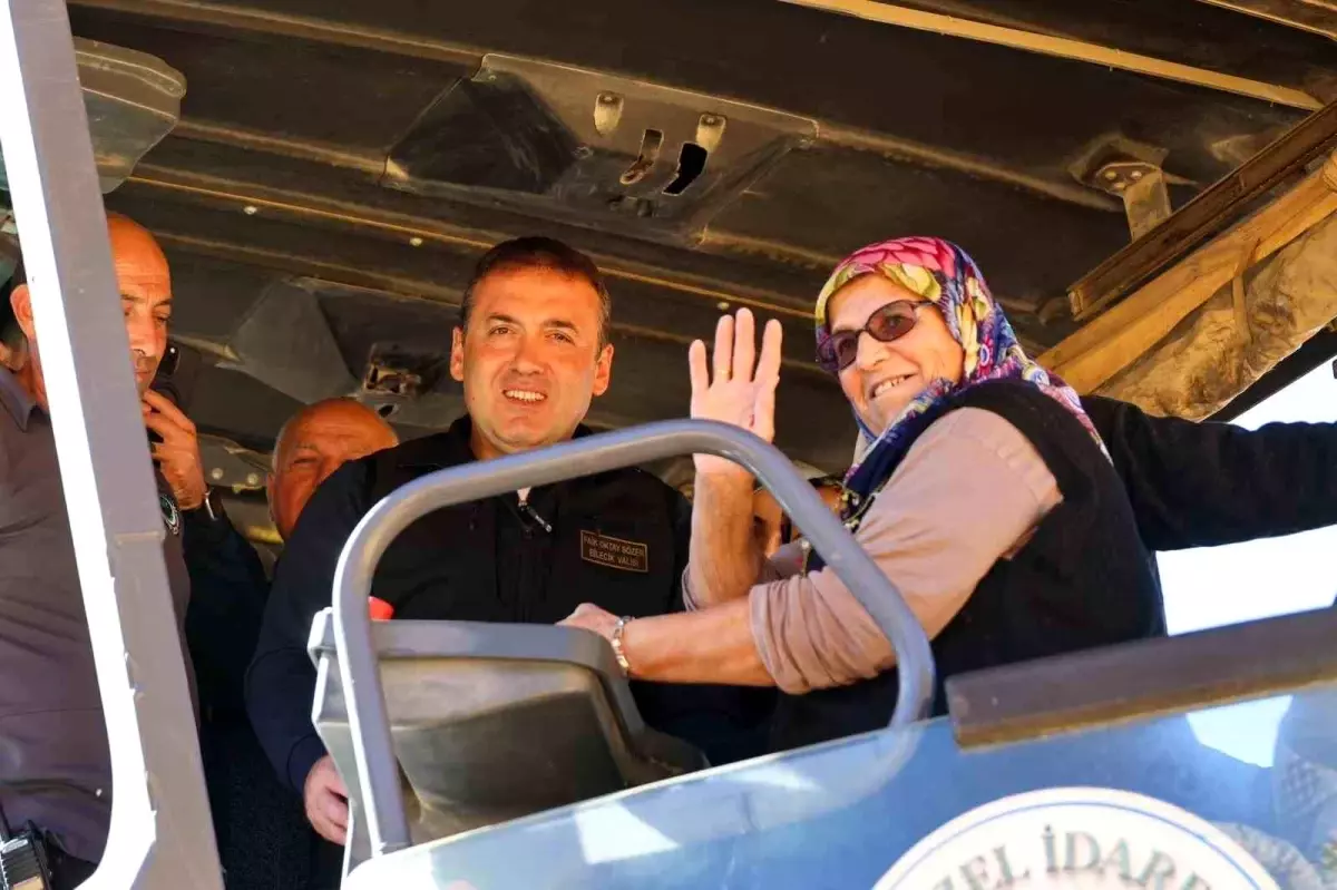 Bilecik'te Sebahat Teyze Asfaltı Attı