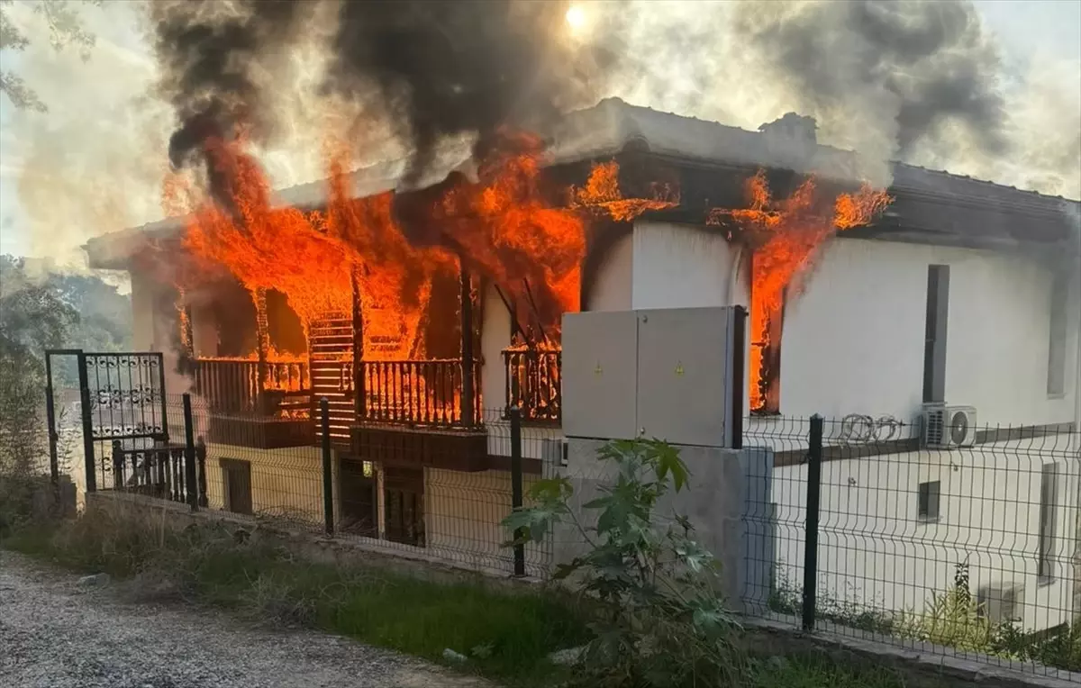 Muğla'da İki Evde Yangın Çıktı, İtfaiye Ekipleri Müdahale Etti