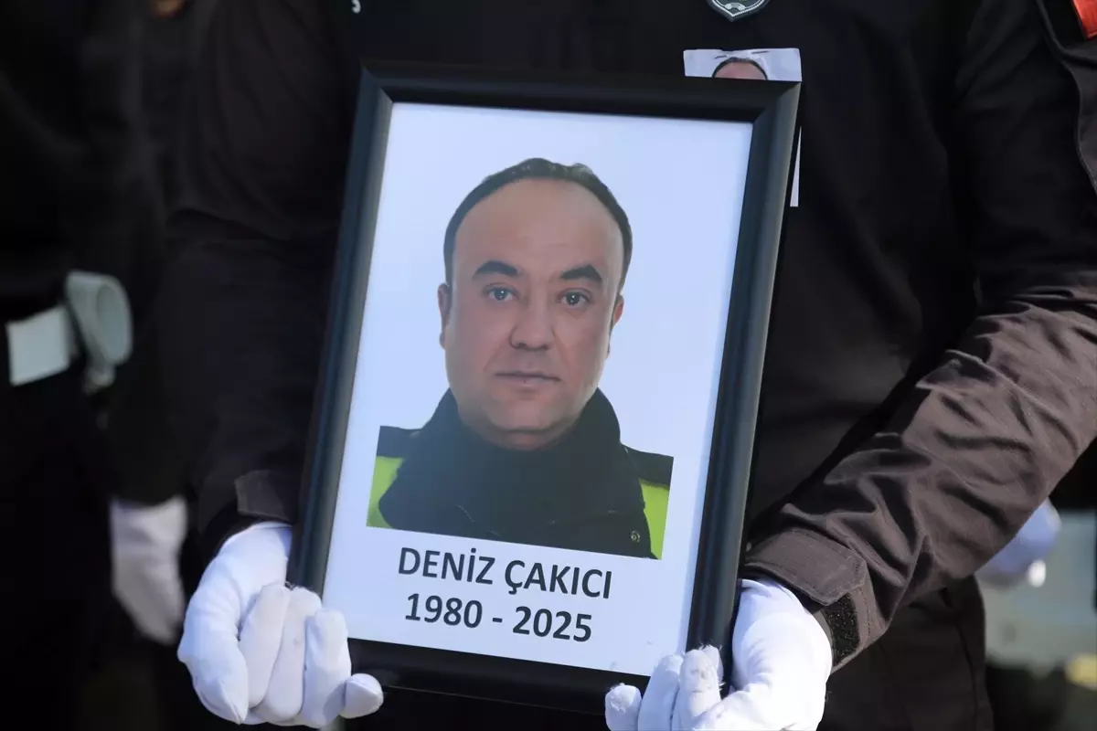 Kalp Krizi Nedeniyle Hayatını Kaybeden Polis Memuru Deniz Çakıcı Son Yolculuğuna Uğurlandı