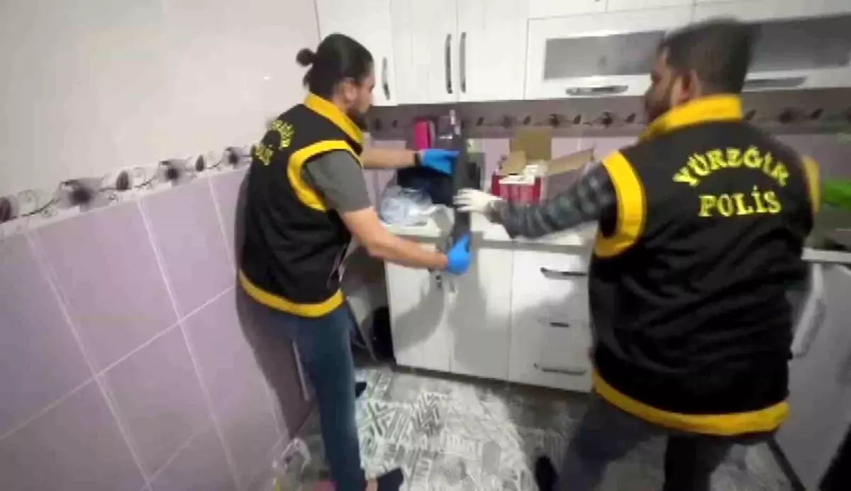 Adana'da Evde AK-47 ve Pompalı Tüfek Ele Geçirildi