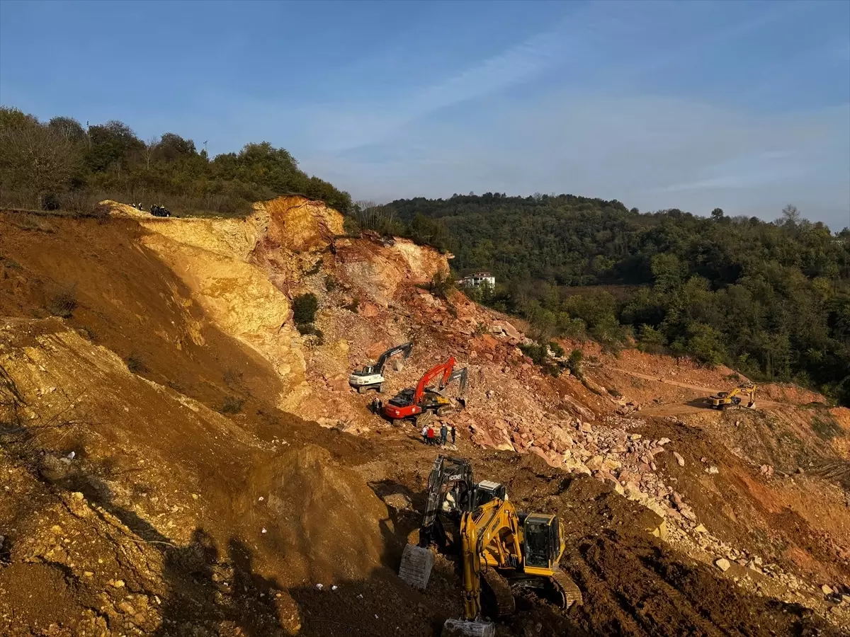 Ordu'da Göçük Altında Kalan İşçi İçin Arama Çalışmaları Devam Ediyor