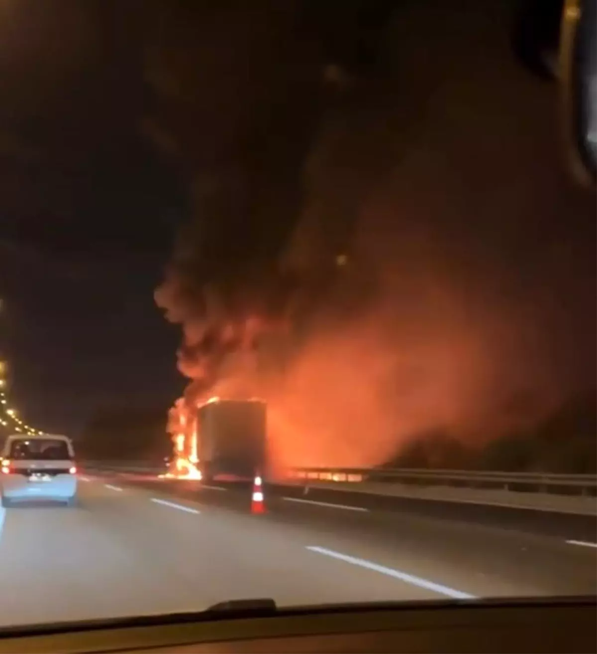 Adana'da Seyir Halindeki Tırda Yangın Çıktı