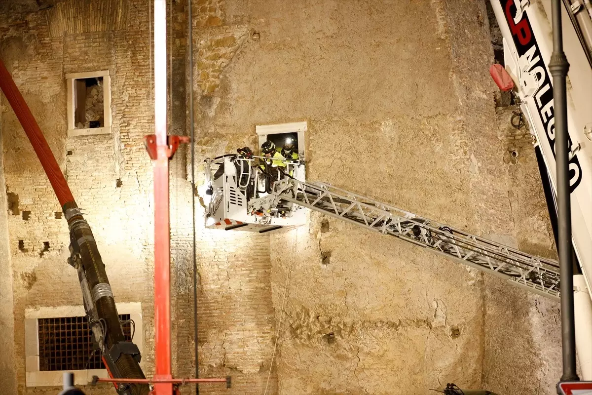 Roma'da Tarihi Kulede Çökme: Bir İşçi 11 Saatte Kurtarıldı