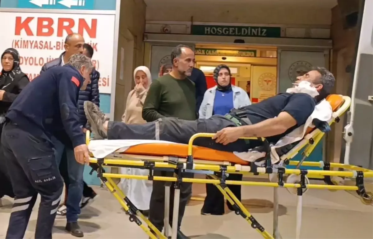 Römork halatı koptu, demir parçası yüzüne saplandı