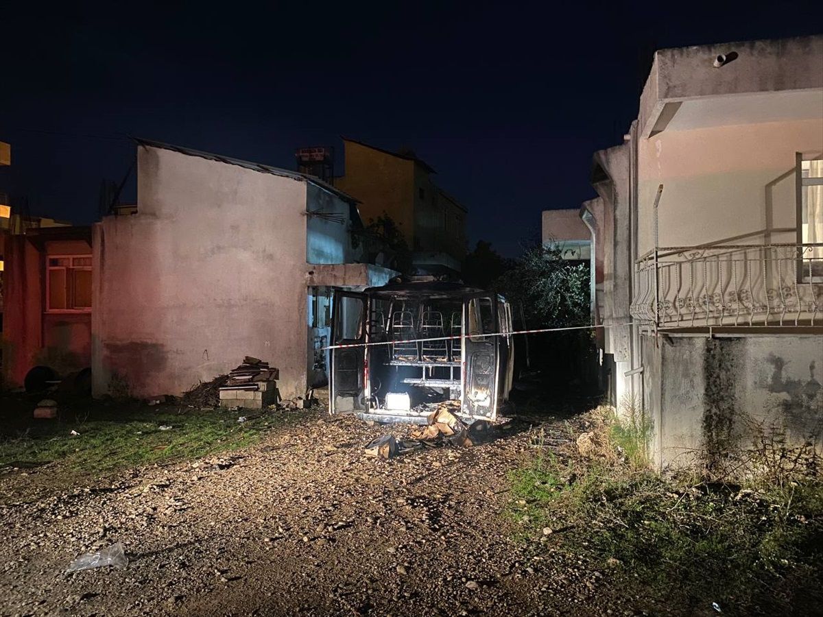 Antalya'da Park Halindeki Minibüste Yangın