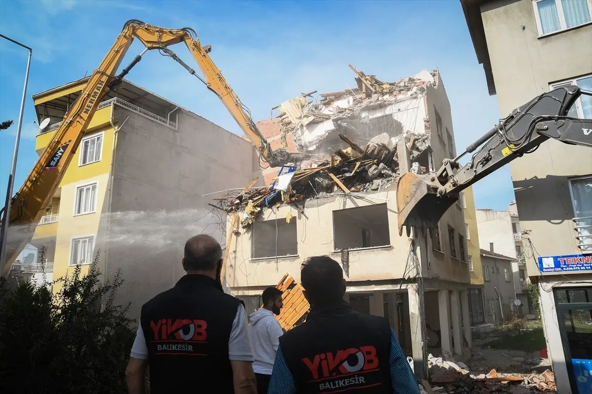 Balıkesir'de Deprem Sonrası Hasarlı Yapılarda Yıkım Çalışmaları Devam Ediyor