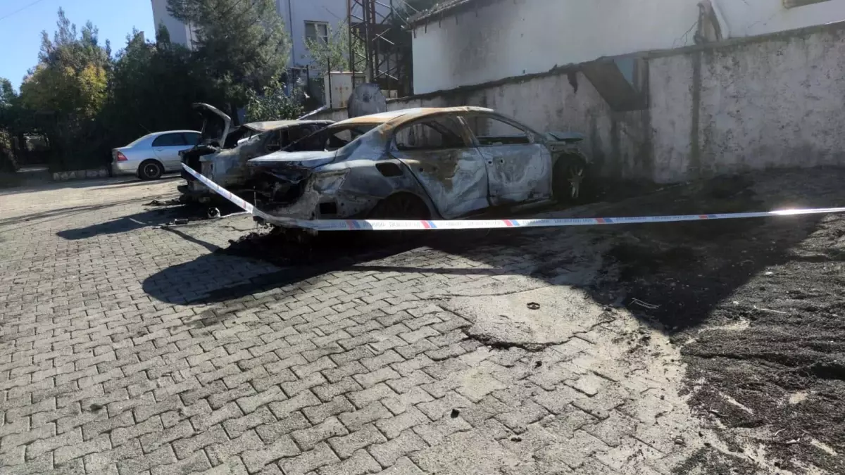 Şırnak'ta Park Halindeki Araçlarda Gece Yangın Çıktı