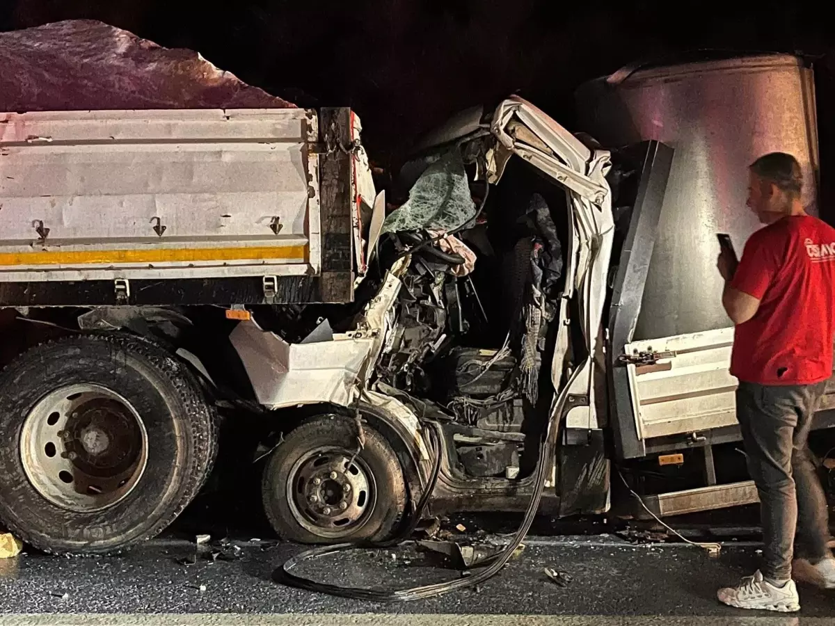 Mermer Yüklü TIR'a Çarpan Süt Toplama Aracı Sürücüsü Hayatını Kaybetti