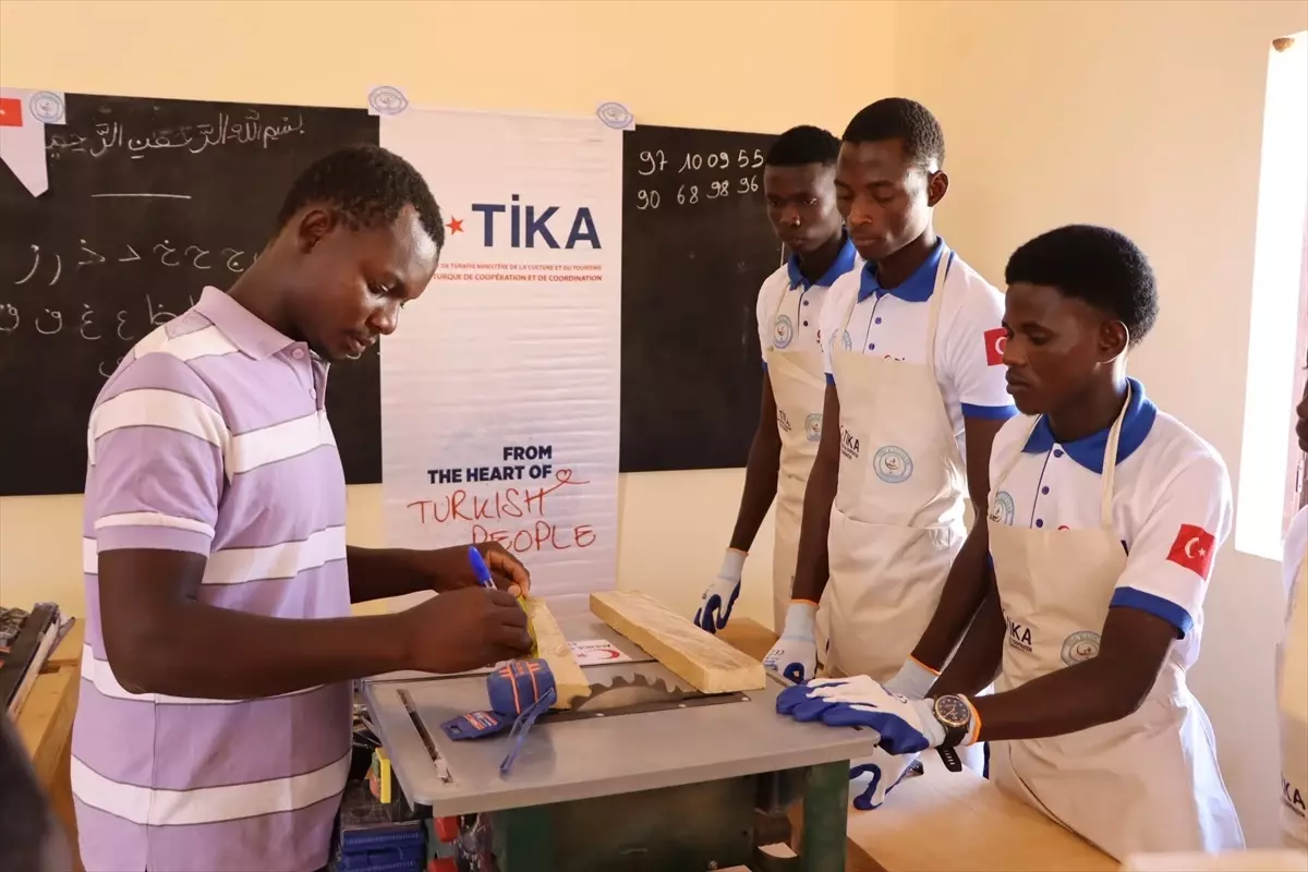 Nijer'de Yetim ve Yoksul Gençler İçin Marangozluk Atölyesi Kuruldu