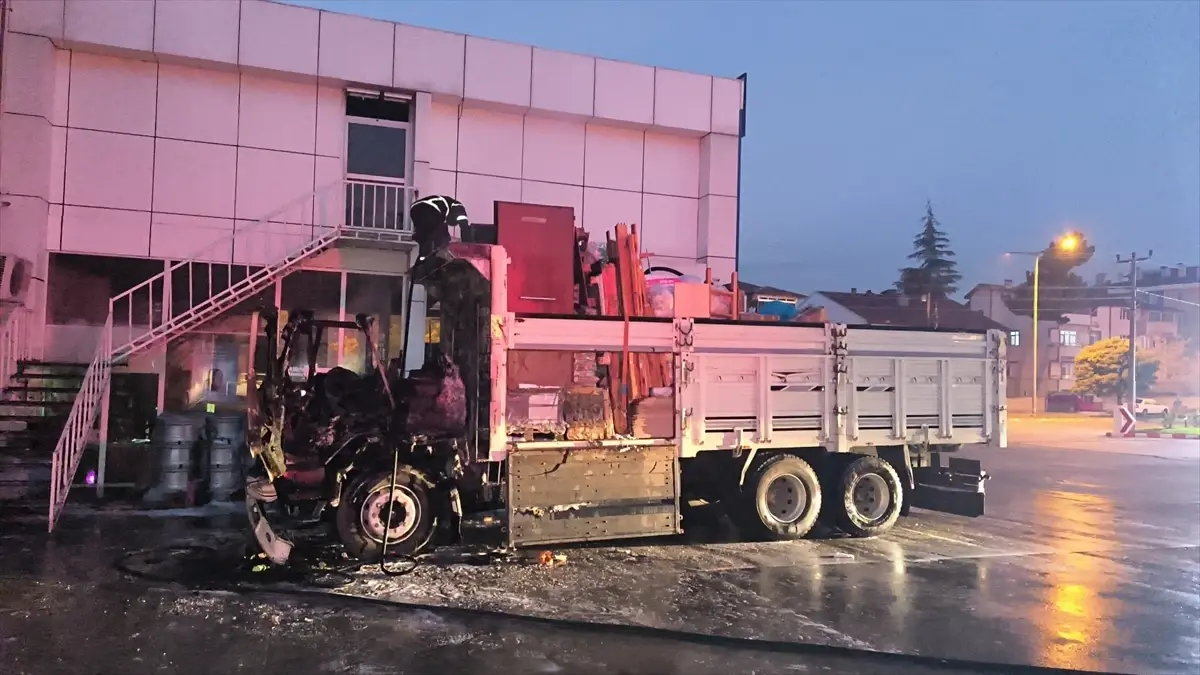 Niksar'da Park Halindeki Kamyonda Yangın Çıktı