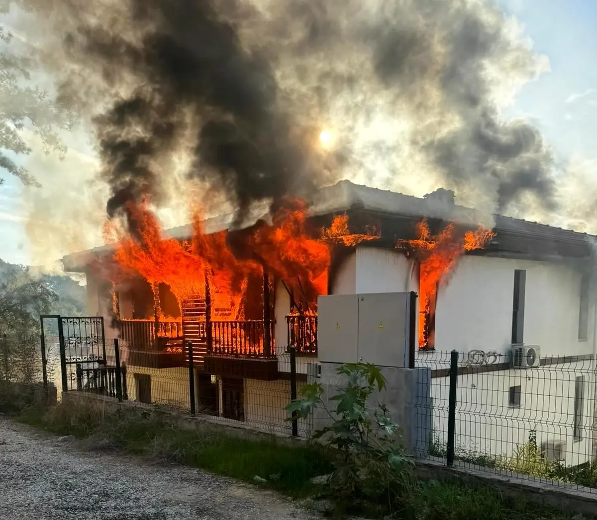 Muğla'da Uyuşturucu Şüphelisi Evi Ateşe Vererek Kaçtı