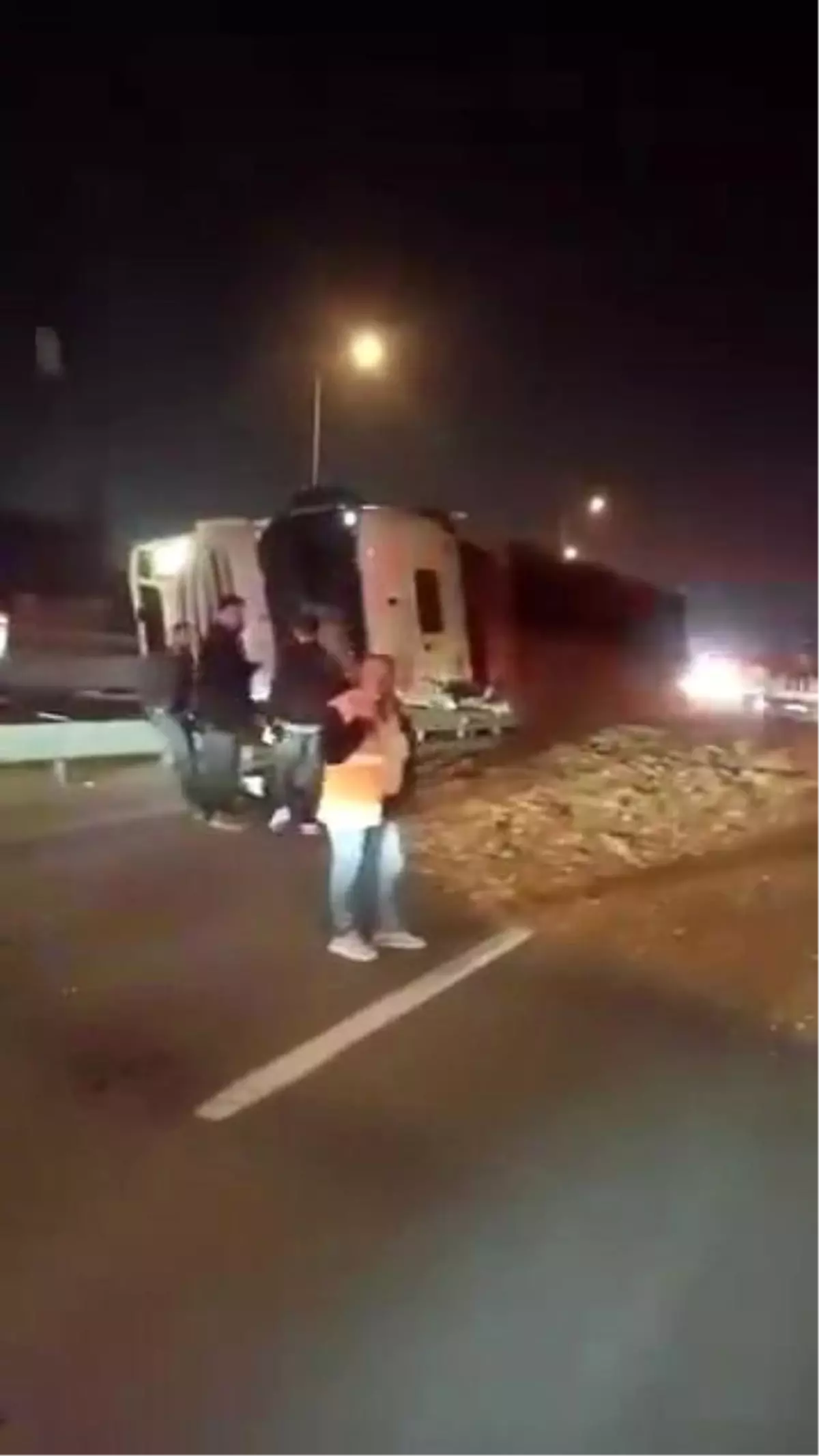 Kocaeli'de Yonga Yüklü Tır Devrildi, Sürücü Sağ Kaldı