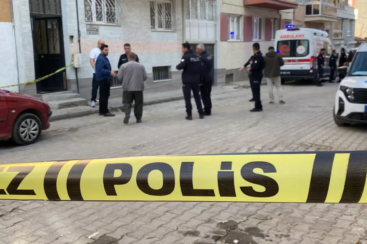 Yaşlı kadın evinde ölü bulundu! Özel gereksinimli oğlu emniyete götürüldü