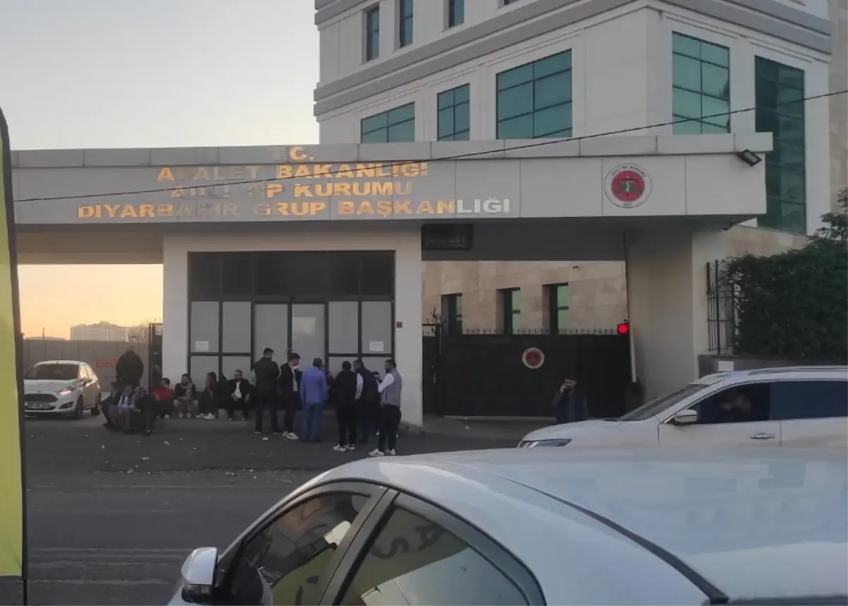 Diyarbakır'da Akraba İki Aile Arasında Silahlı Kavga: 1 Ölü, 1 Yaralı