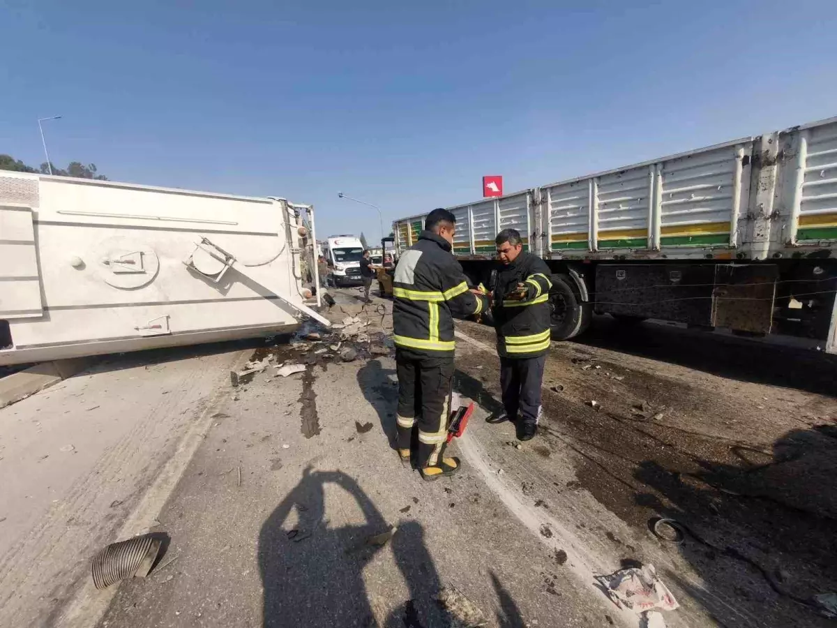 Hatay'da Kamyon ve Tır Çarpıştı, Sürücüler Yaralandı