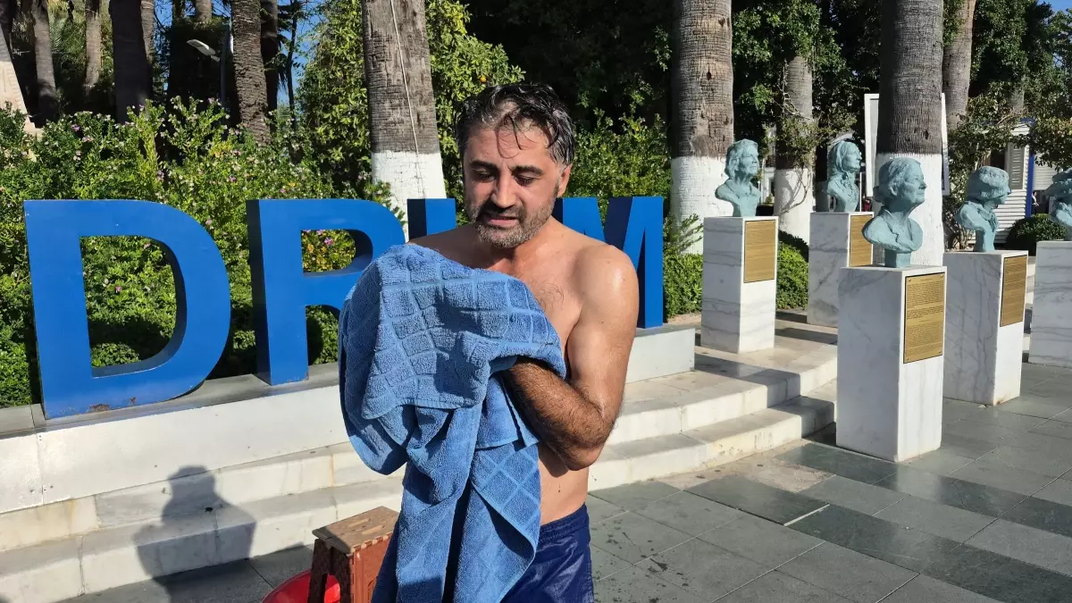 Bodrumlu Vatandaş 6 Gün Su Alamadığı İçin Meydanda Duş Aldı