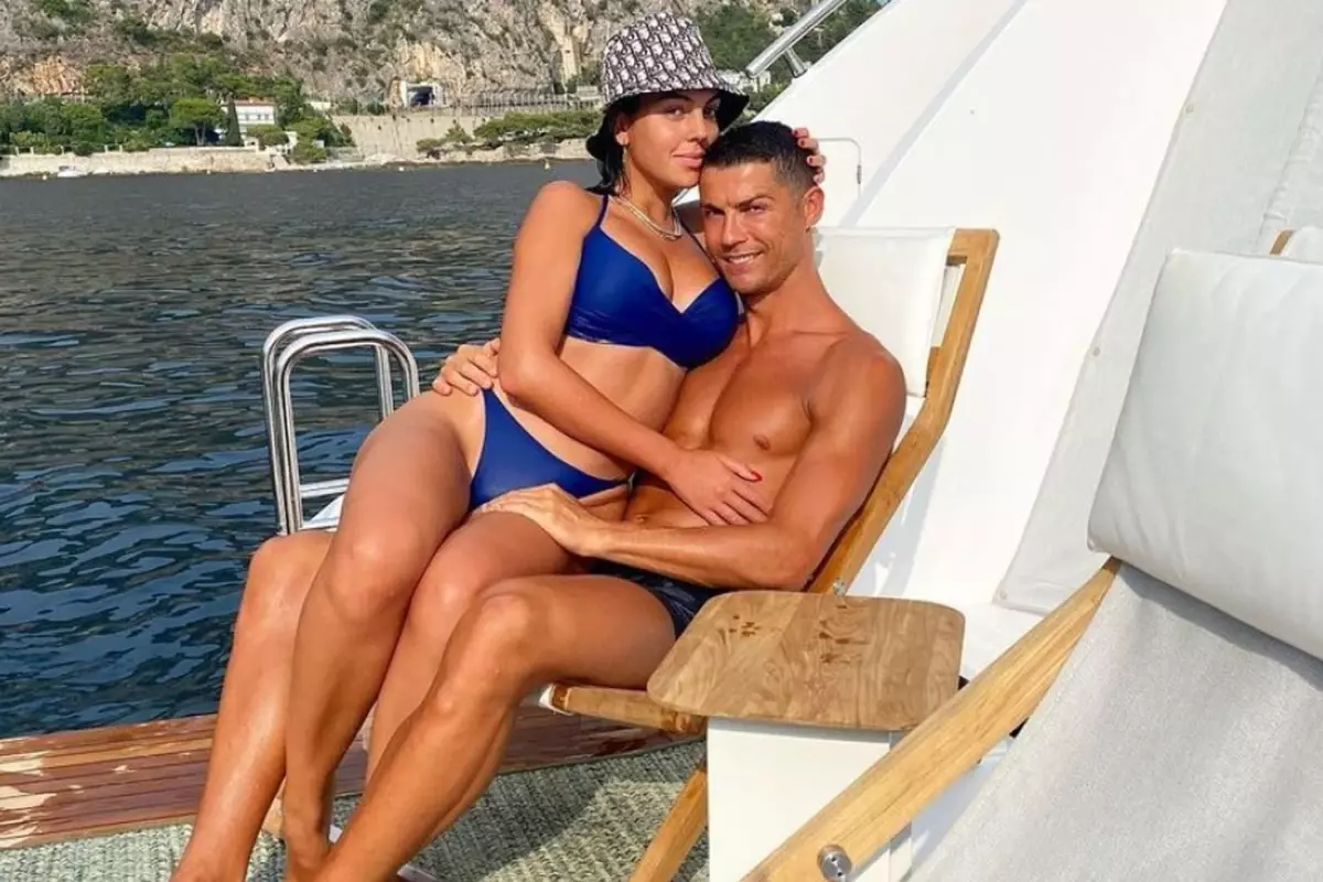 Cristiano Ronaldo'dan sevgilisine servet değerinde yüzük
