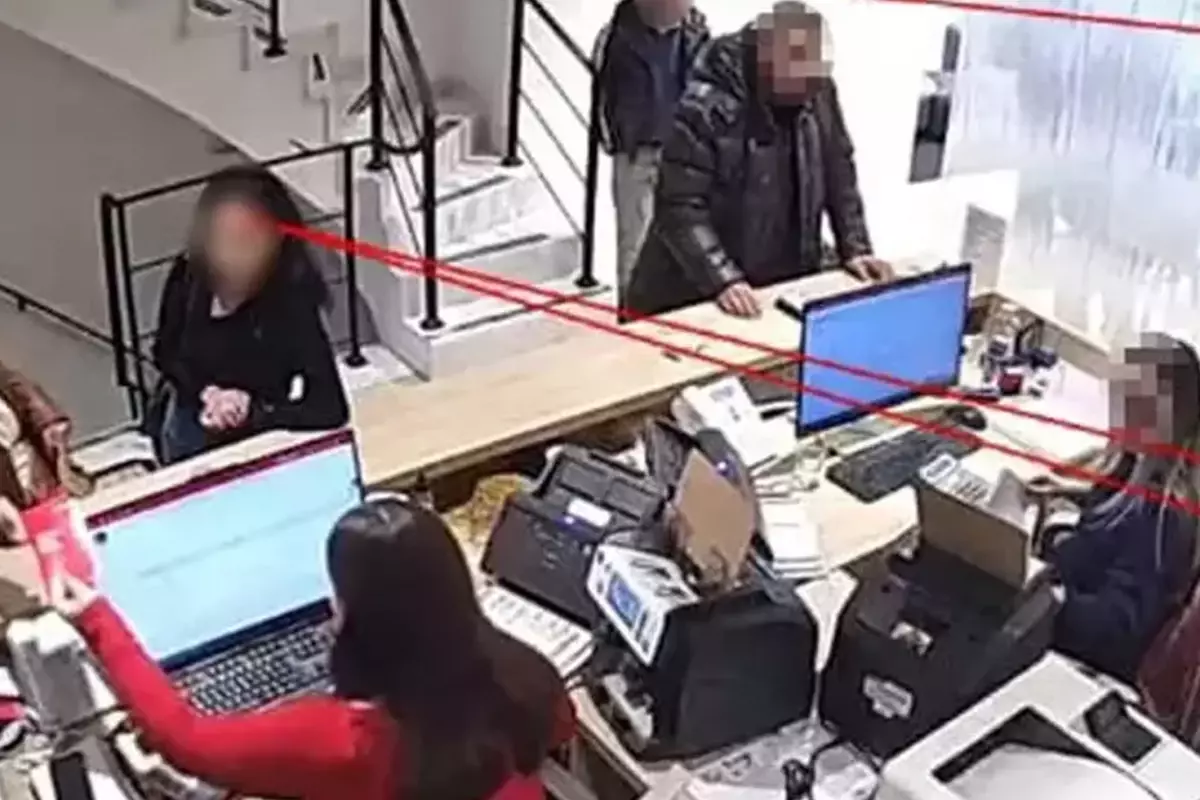 Doktordan 79 yaşındaki kadına korkunç tuzak! Bakımevinden valiz dolusu para çıktı