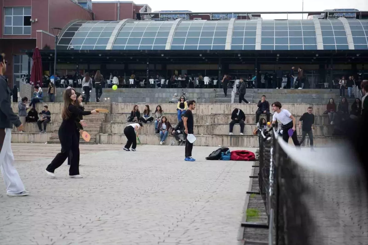 Teknoloji Bağımlılığına karşı 'Ekranı Bırak, Raketi Kap' Etkinliği