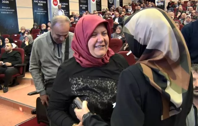 Hac kurasında ismi çıkan hacı adayları gözyaşlarına boğuldu 3 hac kurasinda ismi cikan haci adaylari sevinc 3 19221861 o