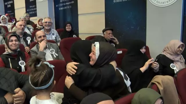 Hac kurasında ismi çıkan hacı adayları gözyaşlarına boğuldu 4 hac kurasinda ismi cikan haci adaylari sevinc 4 19221861 o