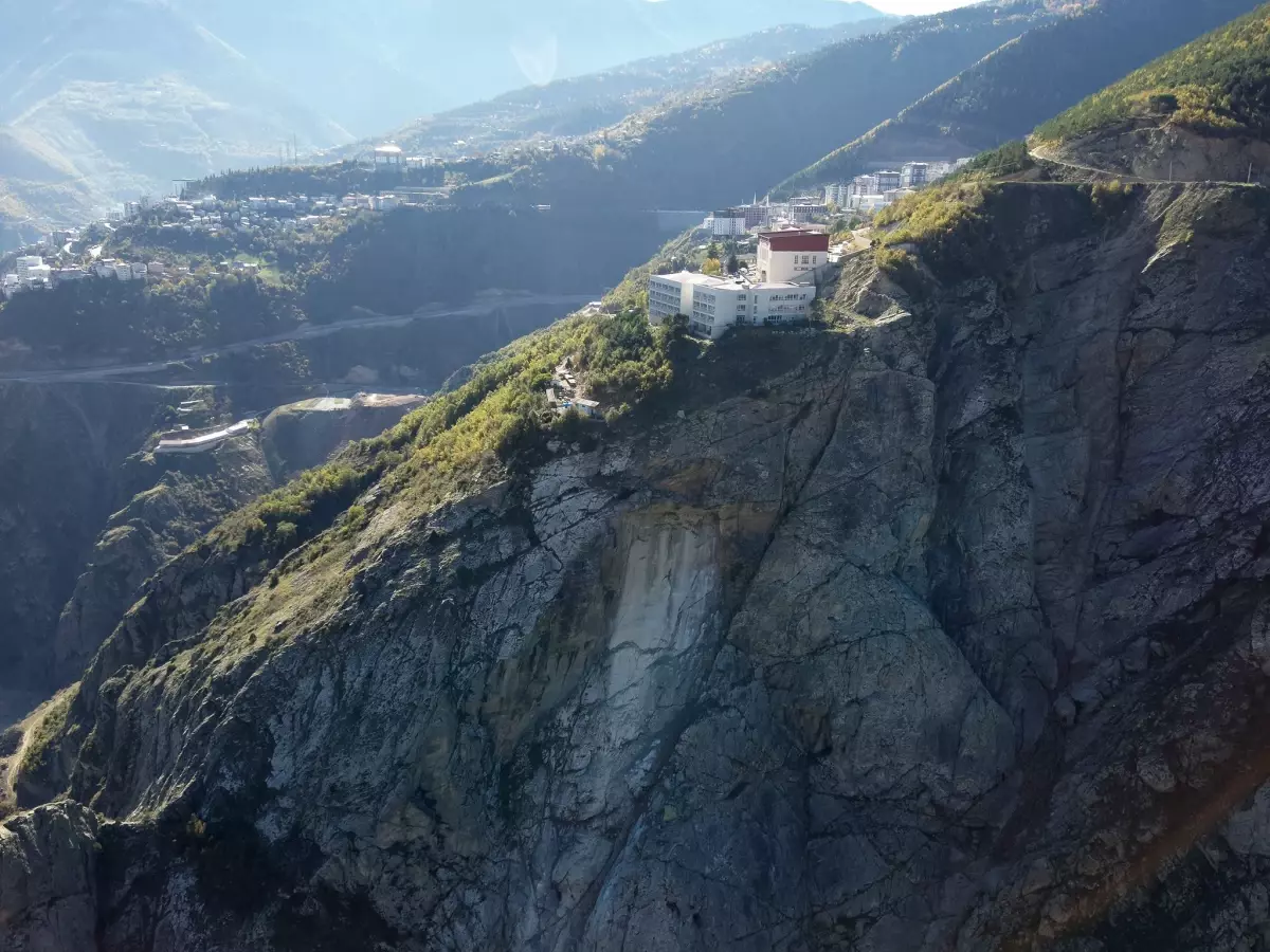 Artvin&apos;de Lise Yakınında Kaya Düşmesi: Öğrenciler Tahliye Edildi