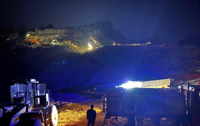 Landslide in Ordu's stone quarry: 2 workers trapped under the rubble