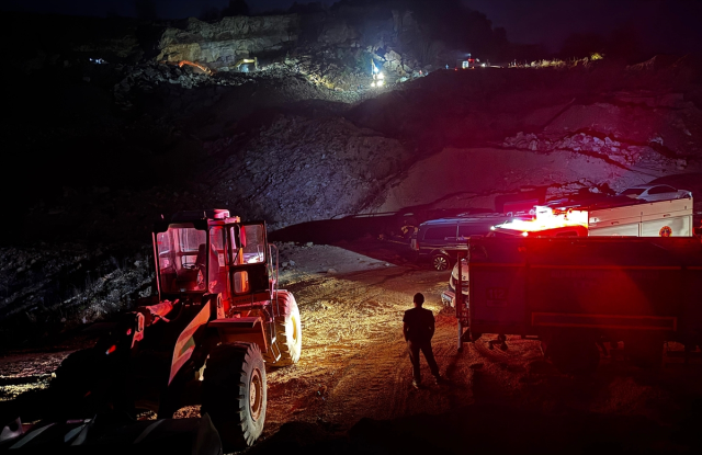 Landslide in Ordu's stone quarry: 2 workers trapped under the rubble