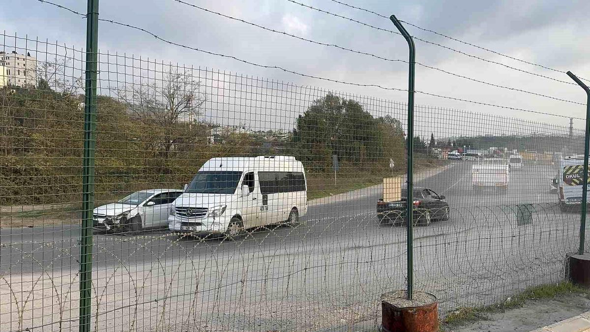 Kocaeli'de otomobil ile okul servisi çarpıştı: 1 yaralı