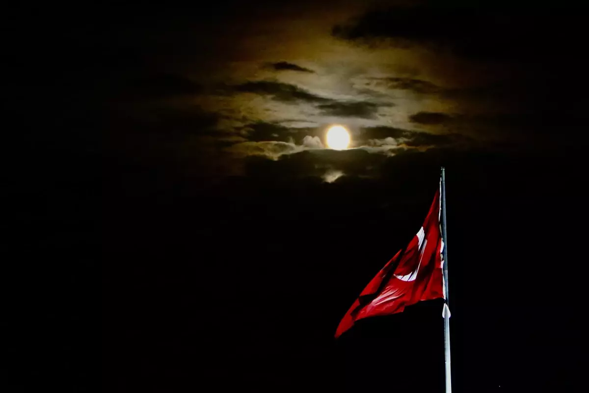 Manisa'da 2025'in En Parlak Dolunayı Görücüye Çıktı