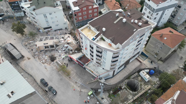 4 kişiye mezar olan bina zemin nedeniyle yıkılmış! 6 4 kisiye mezar olan bina zemin nedeniyle yikilmis 19226706 6809 m