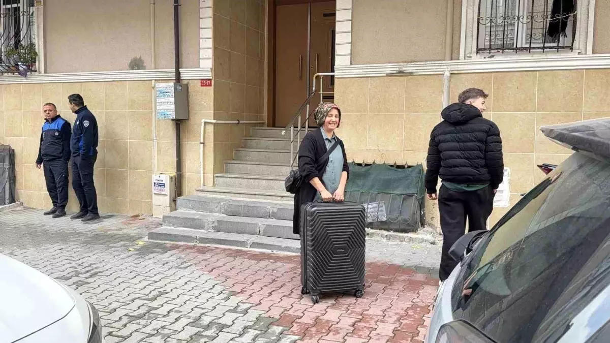 Arnavutköy&apos;de İstinat Duvarı Çöktü, İki Bina Tahliye Edildi