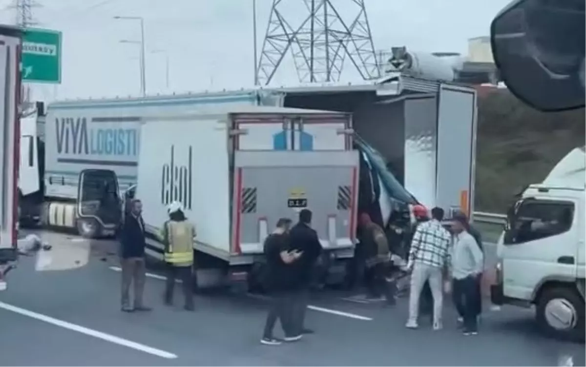 Arnavutköy'de Kamyon TIR'a Çarptı: 1 Ölü, 1 Yaralı