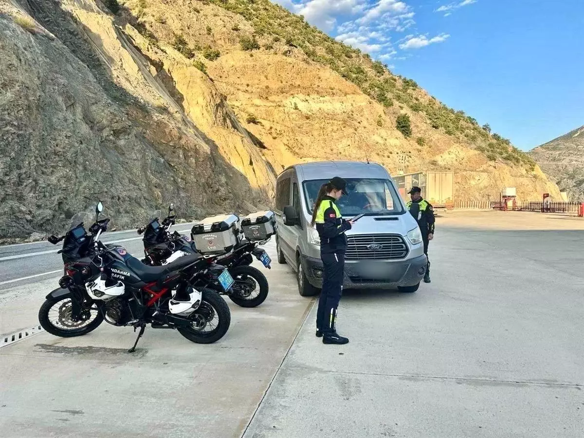 Artvin'de Ekim Ayı Trafik Denetimleri: 22 Bin Araç Kontrol Edildi