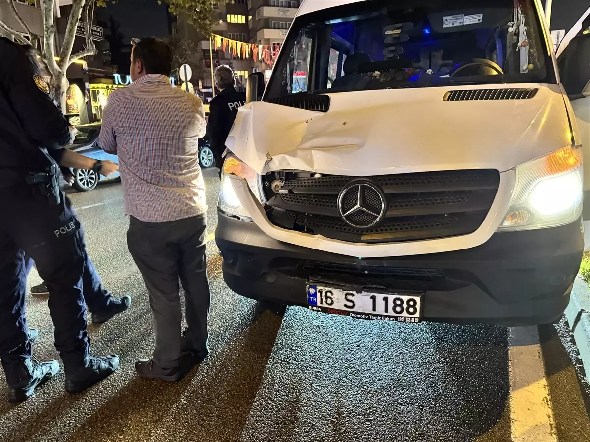 Bursa'da Servis Minibüsü Yayaya Çarptı: 1 Yaralı