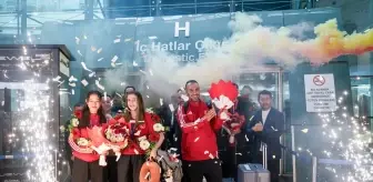 Dünya şampiyonu milli tekvandocular, Ankara'da çiçeklerle karşılandı