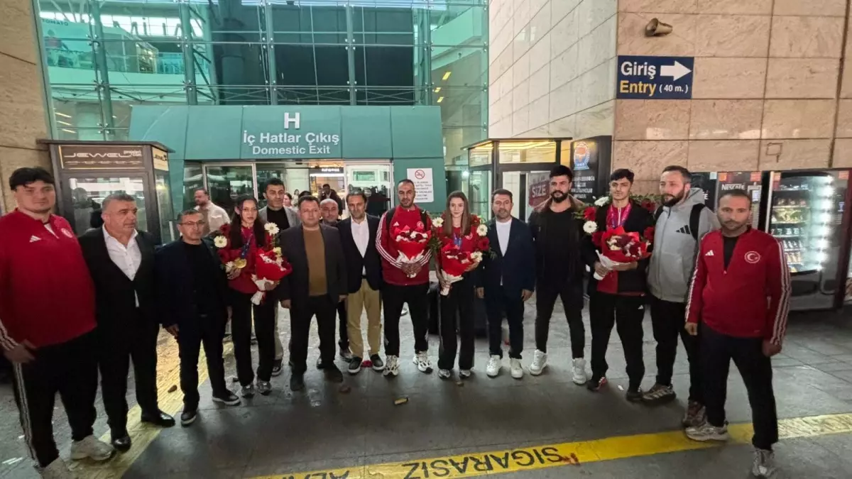 Tekvando Milli Takımı, Dünya Şampiyonu Olmanın Gururunu Yaşıyor