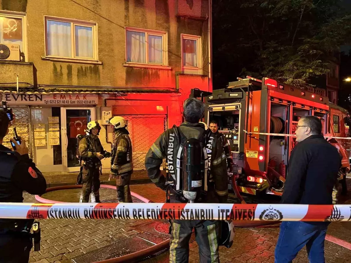 İstanbul Fatih'te 3 Katlı Binanın Çatısında Yangın Çıktı