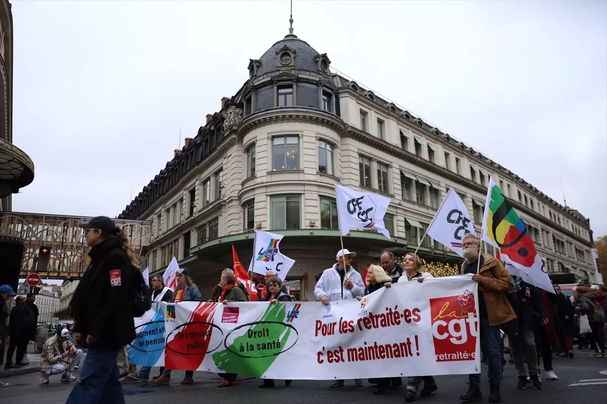 Fransa'da Emekliler 2026 Bütçe Kesintilerini Protesto Etti