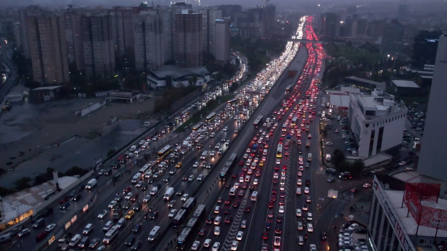 istanbul e5 te is makinesi yandi trafikte 19224345 6605 m