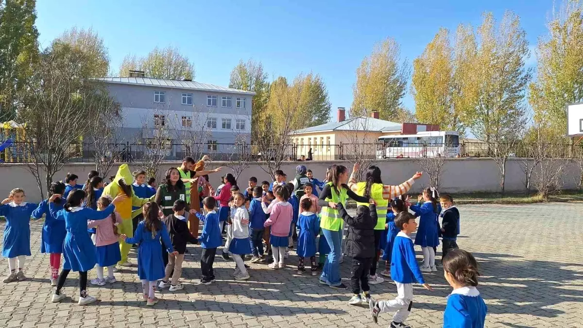 Yeşilay Kars Şubesi'nden 'Köyümüzde El Ele' Projesi