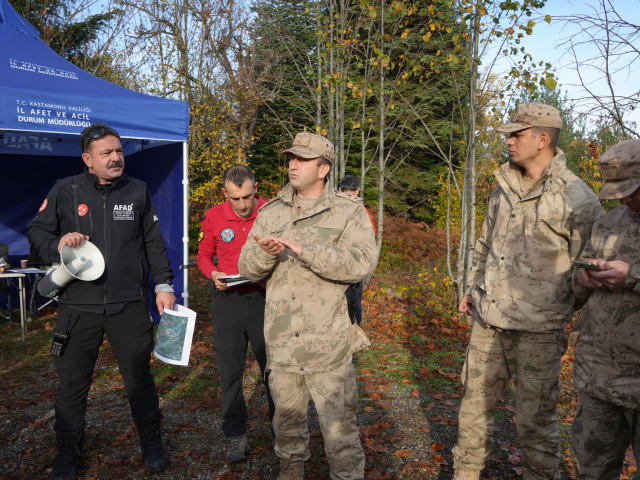 Kayıp anne ile oğlu günlerdir aranıyor: Bu kadını köyden bir araç aldı 3 kayip anne ile oglu gunlerdir araniyor bu kadini 19226364 747 m