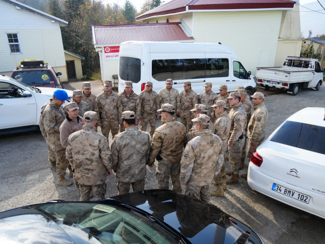 Kayıp anne ve oğlunu görenlerin sözleri kafaları iyice karıştırdı: Buraya kadar gelemezler, yürümesi çok zor 4 kayip anne ve oglunu gorenlerin sozleri kafalari 19225963 7219 m