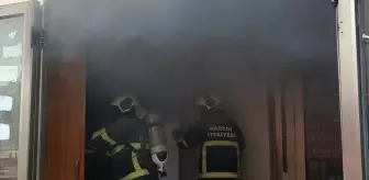 Nusaybin'de Apartman Girişinde Yangın Çıktı